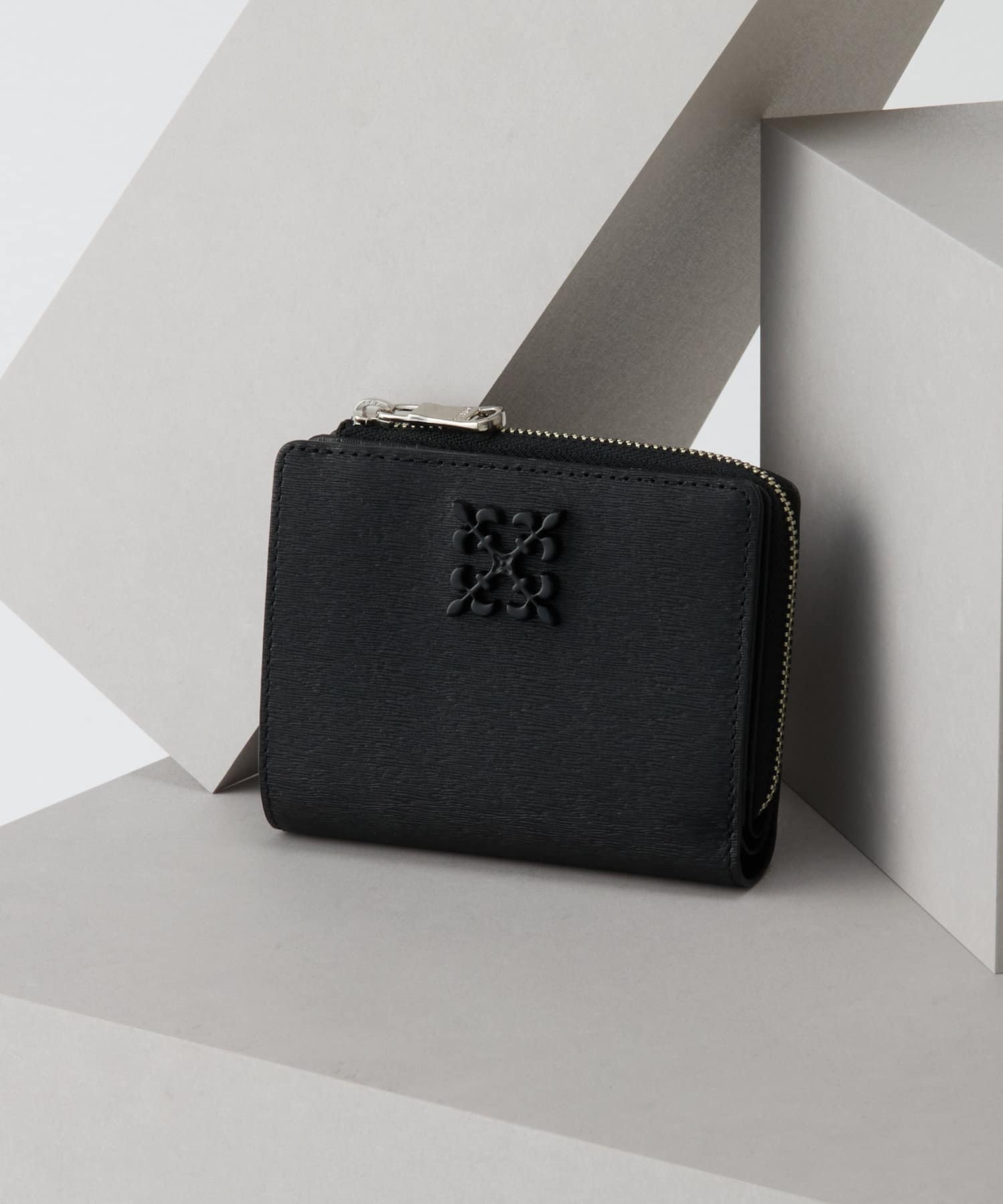 Russet [Water grain leather] Monogram plate half wallet